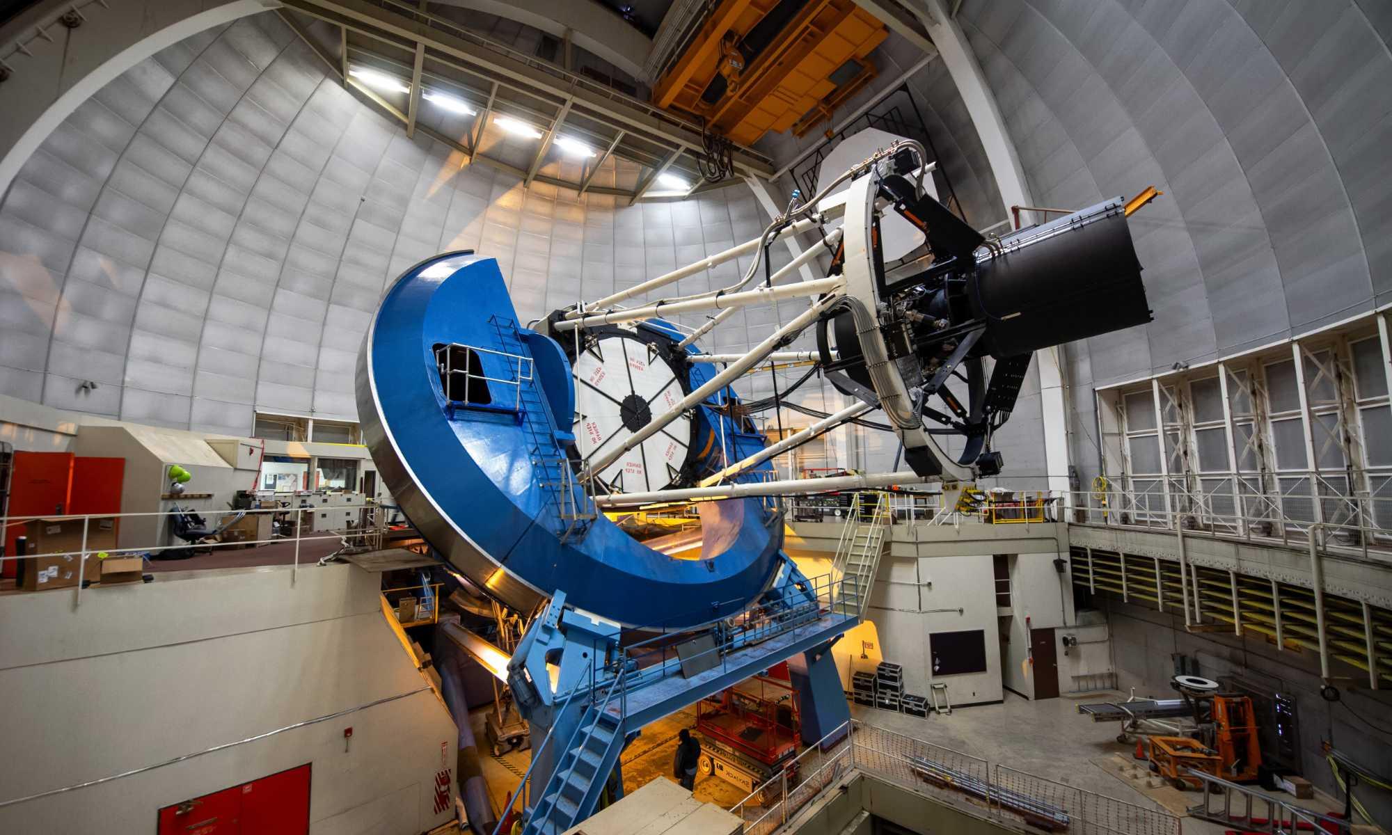 Side view of the Dark Energy Spectroscopic Instrument, used to detect dark energy and map the expanding universe, 在一个大望远镜上.