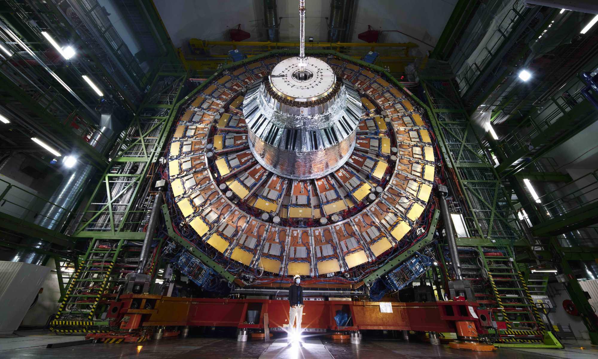 Low angle view of CERN Compact Muon Solenoid detector, 用于测量电弱混合角, a component of the 粒子物理学的标准模型.